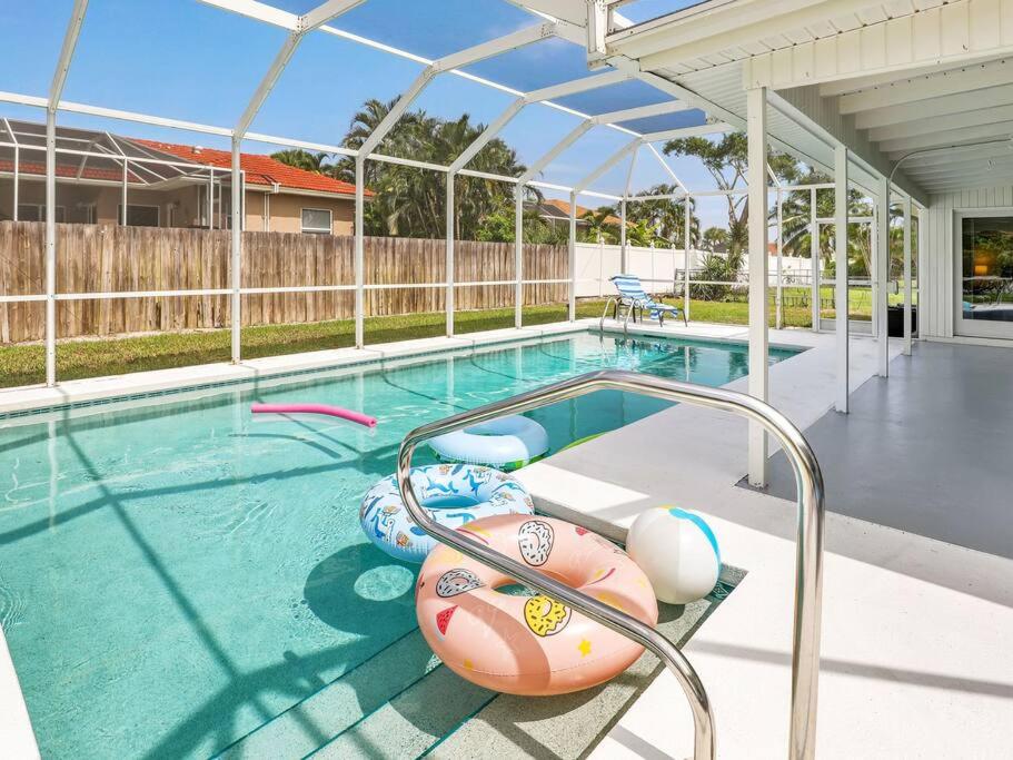 ein großer Pool mit einem aufblasbaren Pool in der Unterkunft ELEVATED 1152 - Serene Family friendly 4 bed pool home in Marco Island