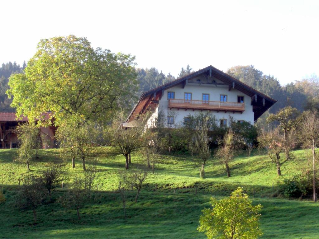 una casa seduta in cima a un campo verde di Arbeiterwohnung Entbuchner Hof a Rohrdorf