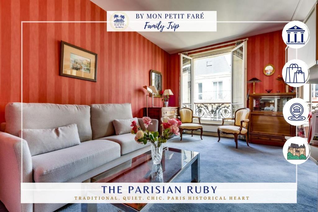 un salon avec un canapé et une table dans l'établissement Le Rubis de Paris élégant Notre-Dame & Panthéon, à Paris