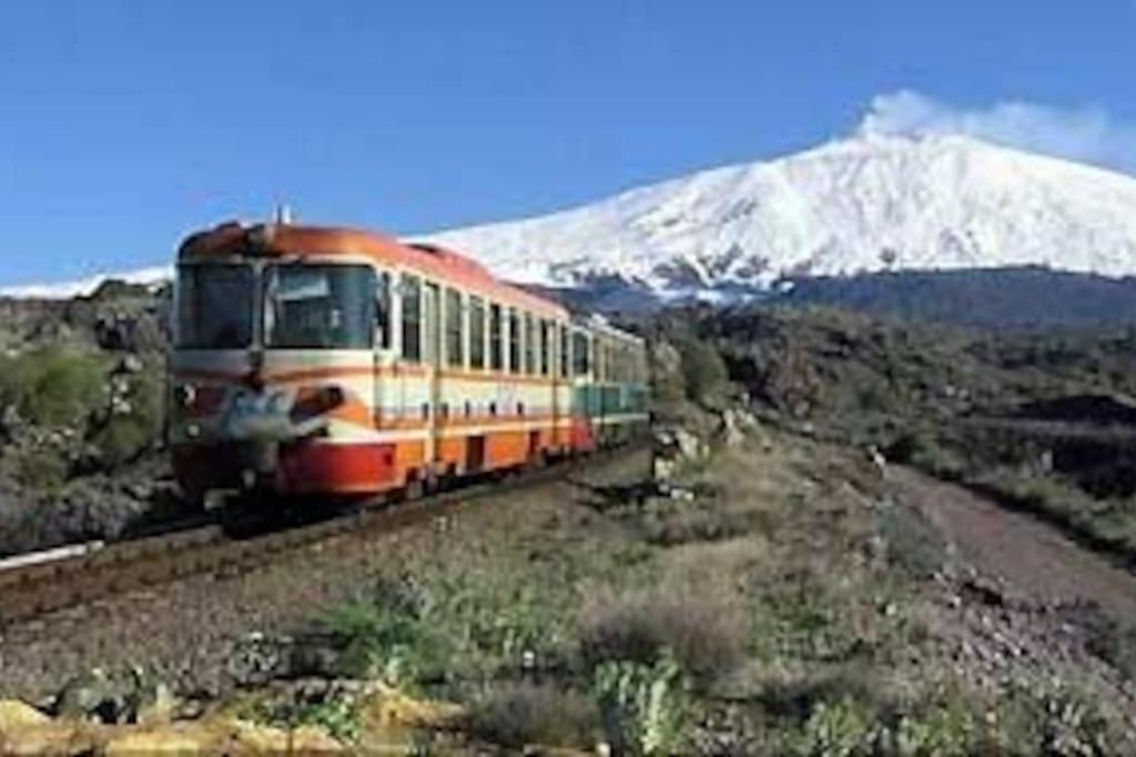 un tren en las vías cerca de una montaña cubierta de nieve en POGGIO ROSETO, en Randazzo