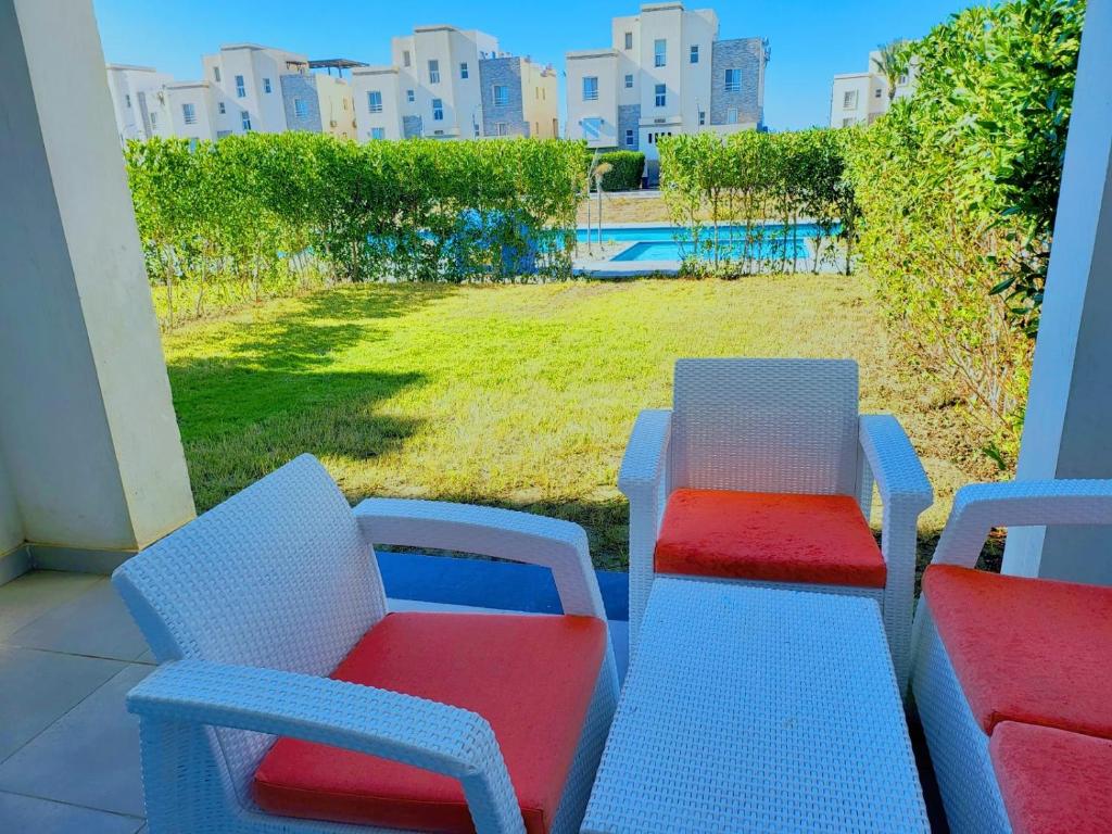 Bazén v ubytování امواج الساحل الشمالي شاليه ارضي غرفتين منهم غرفة ماستر مع حديقة كبيره مباشره علي البول nebo v jeho okolí