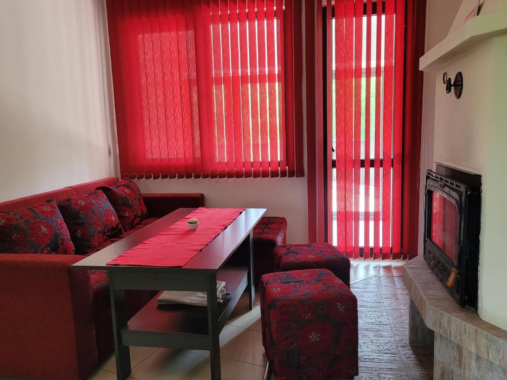 Hotel Aleksandrina - Apartamento De Tres Habitaciones