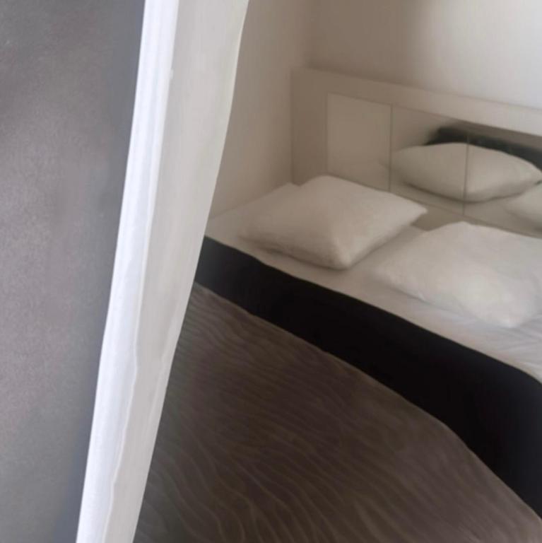 Litera con 2 almohadas blancas en Pulse, en Völs