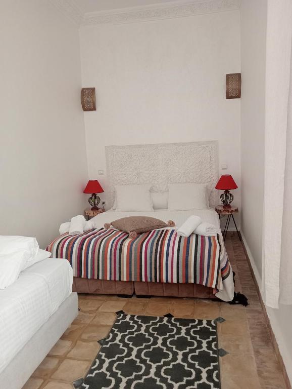 Postel nebo postele na pokoji v ubytování Le riad de l'étoile ocre - COTG