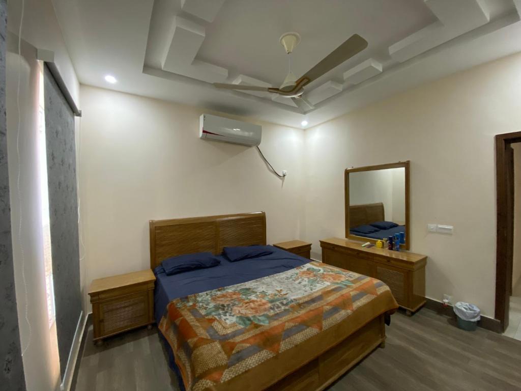 Schlafzimmer mit einem Bett und einem Spiegel in der Unterkunft Private room in Islamabad