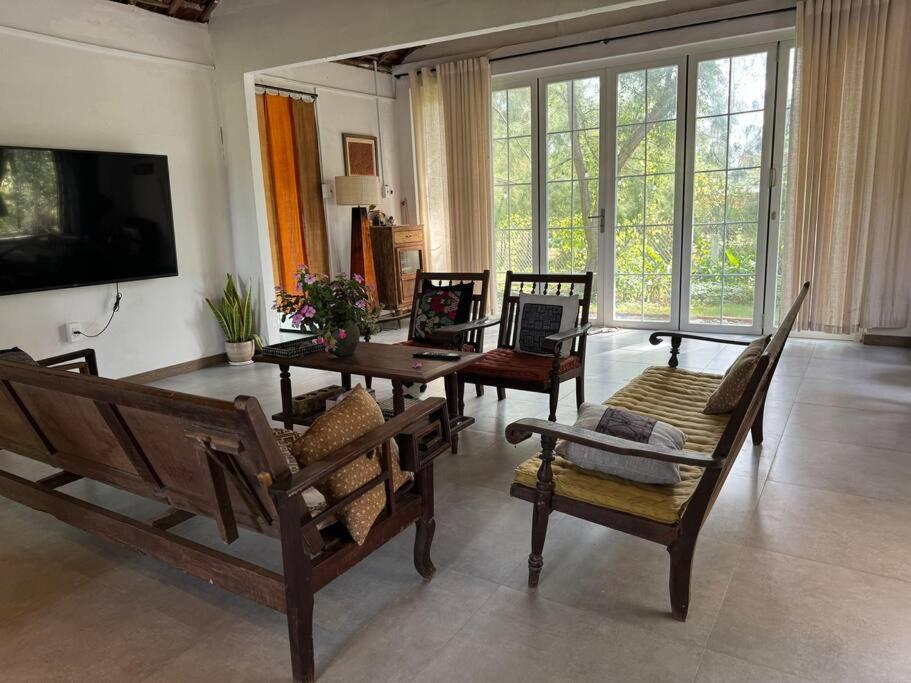 uma sala de estar com cadeiras e mesas e uma televisão em Entire home and private beach in Phu Yen, Vietnam em Tuy An
