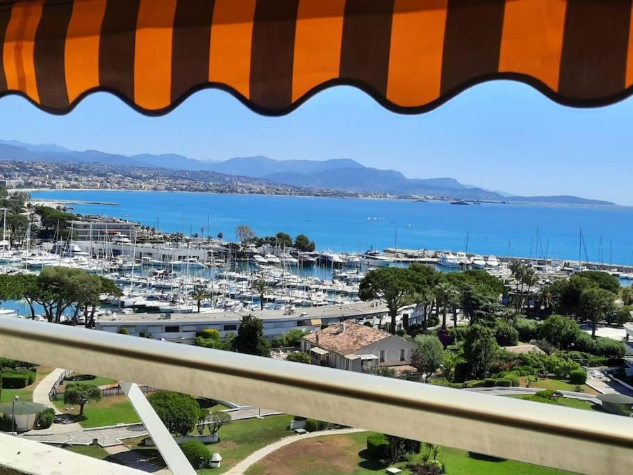 - un balcon offrant une vue sur le port dans l'établissement 2 Pièces Vue Mer Panoramique à 5 min des plages, à Villeneuve-Loubet