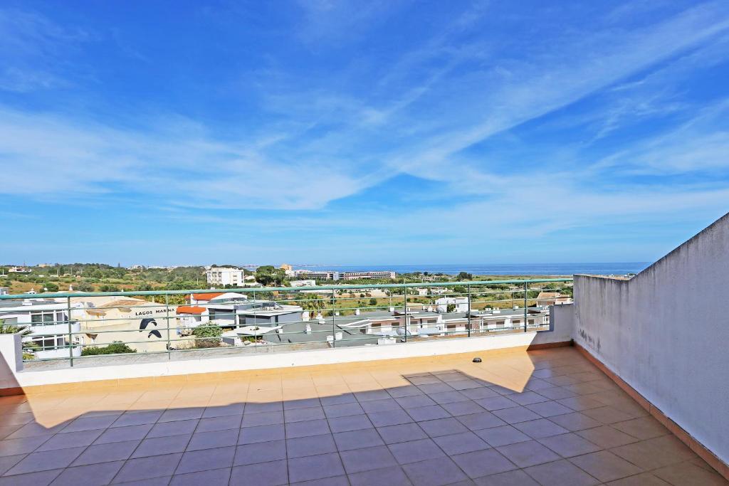 balcón con vistas al océano en P - Meia-Praia Seaview Guesthouse, en Lagos