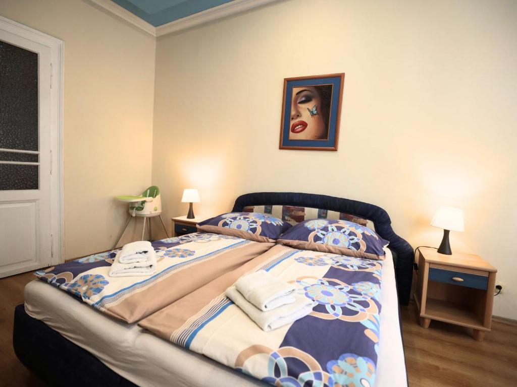 1 dormitorio con 1 cama con toallas en City center en Košice