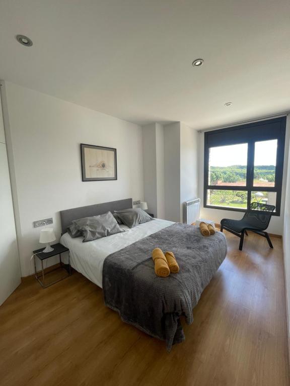 sypialnia z dużym łóżkiem i dużym oknem w obiekcie Apartamento en Olvan 3 - ALBERGA w mieście Olvan