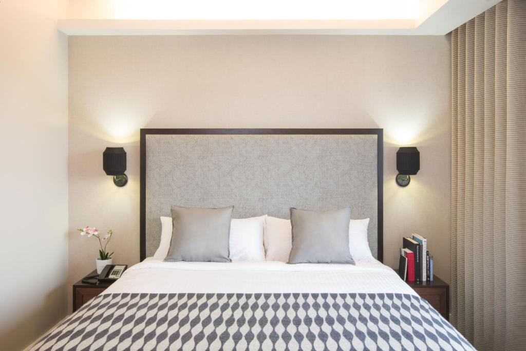 Leon Hotel LES - Deluxe King Room