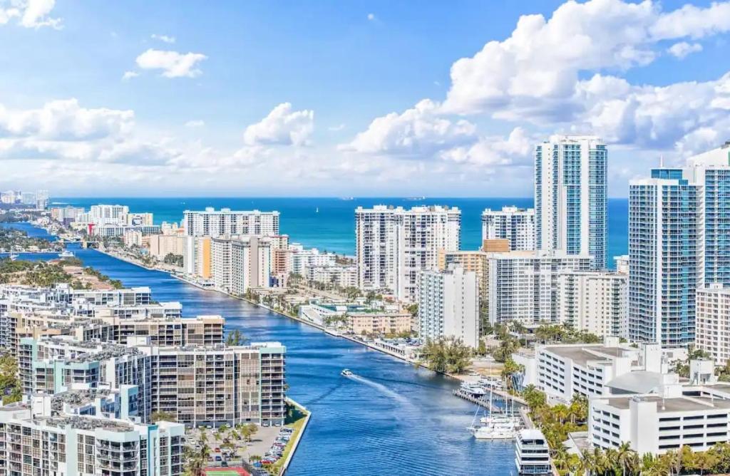 - Vistas a la ciudad, al océano y a los edificios en Waterfront Beach Condo with King Bed en Hallandale Beach