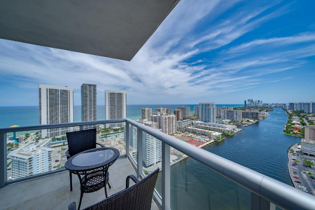 - Balcón con vistas al agua en Luxury Waterfront Suite with Great Views en Hallandale Beach