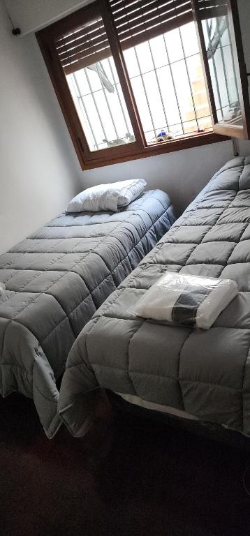 dos camas sentadas una al lado de la otra en un dormitorio en @embajadapichincha en Rosario