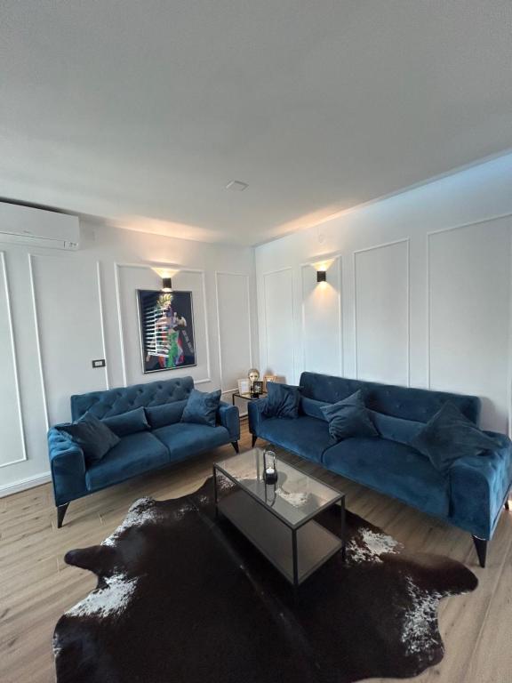 - un salon avec deux canapés bleus et une table dans l'établissement Daphne Luxe Retreat -Sea View-King size bed-, à Supetar