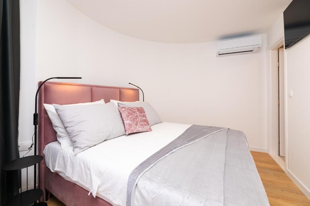 Postel nebo postele na pokoji v ubytování Scaletta Rooms
