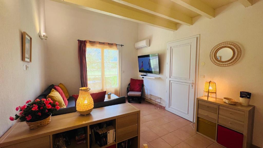 sala de estar con sofá y TV en La villa De Lina 508 -Self Check In -, en Gallargues-le-Montueux