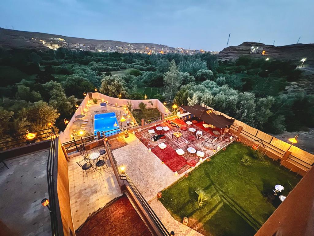 una vista aérea de una casa con piscina y patio en Riad Sahara Stars Dades, en Boumalne