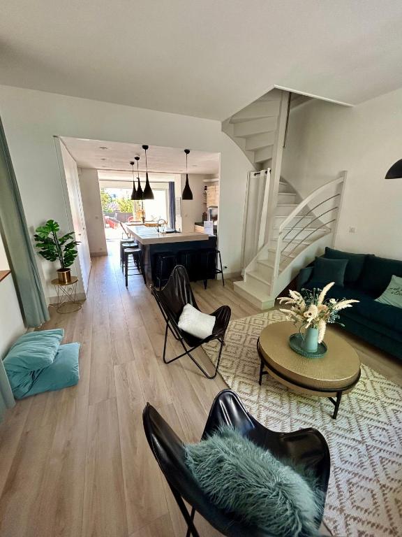 un salon avec un canapé et une table dans l'établissement Saint Charles, à Orléans