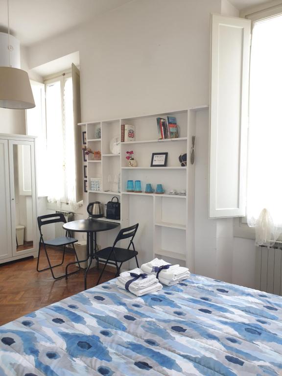 sypialnia z łóżkiem, stołem i krzesłami w obiekcie Il Prato Firenze we Florencji