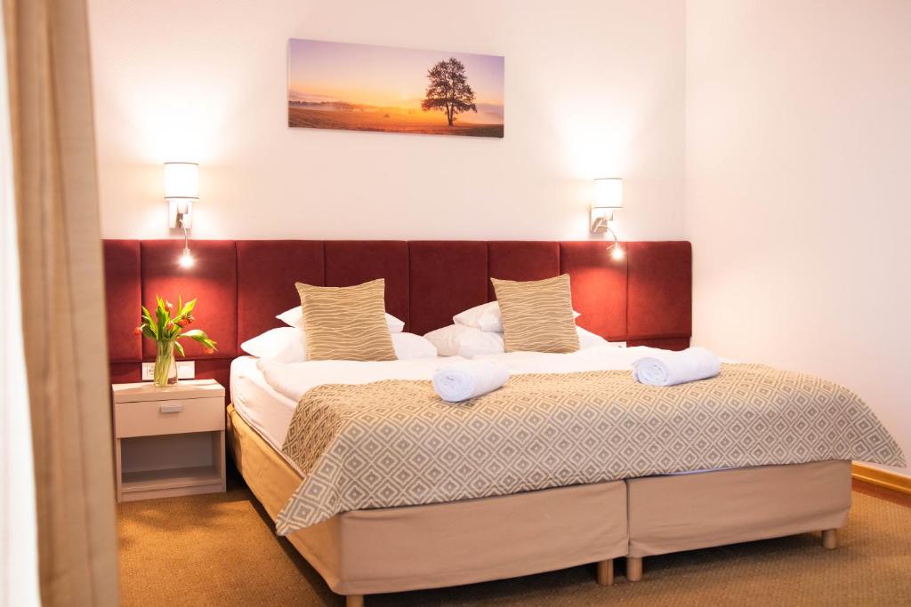 um quarto com duas camas num quarto em Szalajka Liget Hotel és Apartmanházak em Szilvásvárad