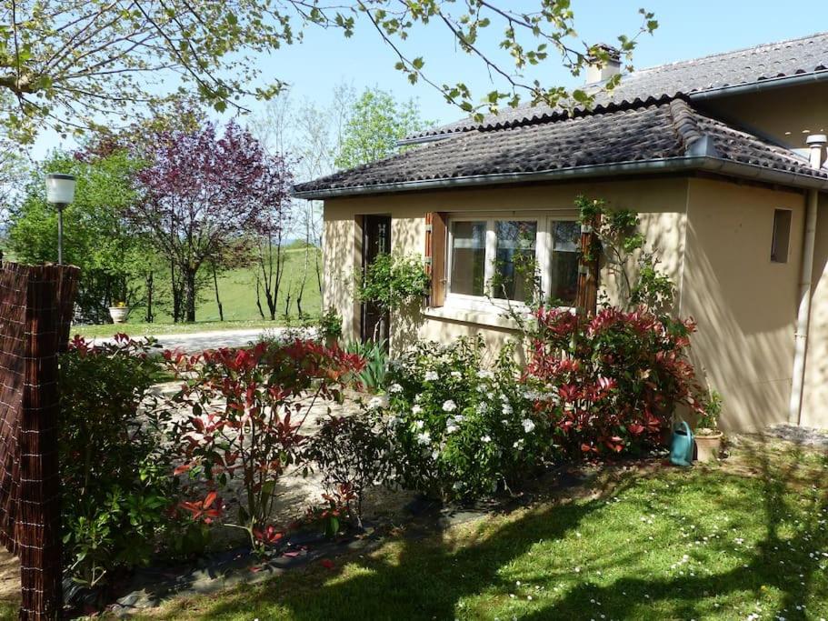 uma pequena casa com flores no quintal em Gîte Les Hauts de Curemonte em Curemonte