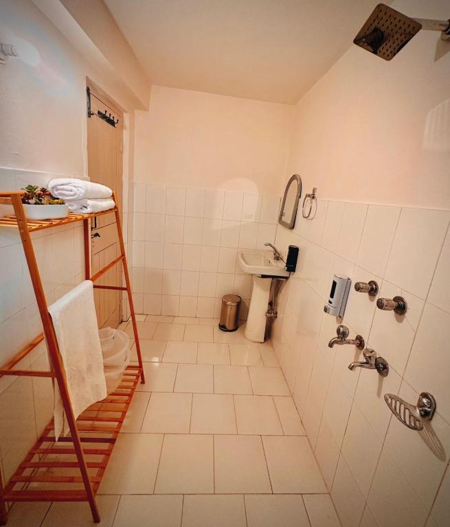 a bathroom with a shower and a toilet and a sink at Drifters Inn - The Hidden Tribe in Manāli