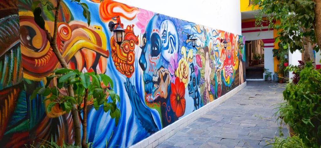 una pared con una pintura en el lateral de un edificio en Santa Josefita B&B en Cholula
