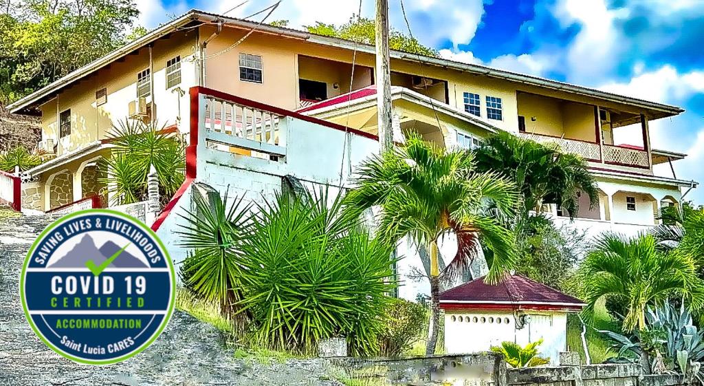 dom z napisem przed nim w obiekcie Caribbean Breeze w mieście Gros Islet