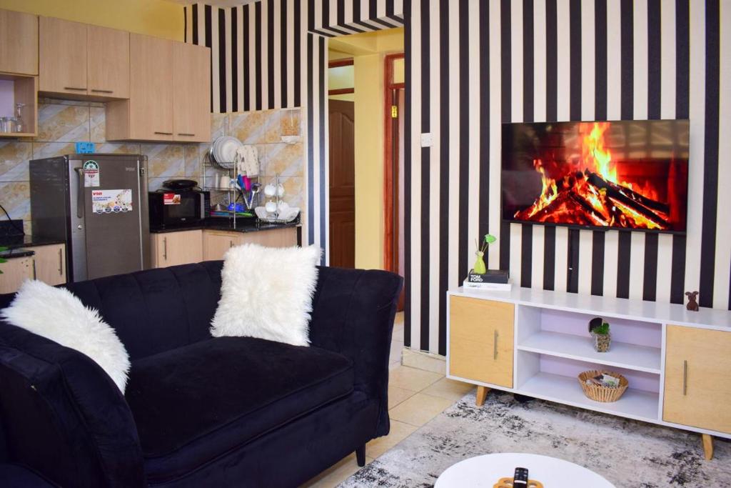 uma sala de estar com um sofá e uma lareira em Kahawa sukari luxury home em Nairobi