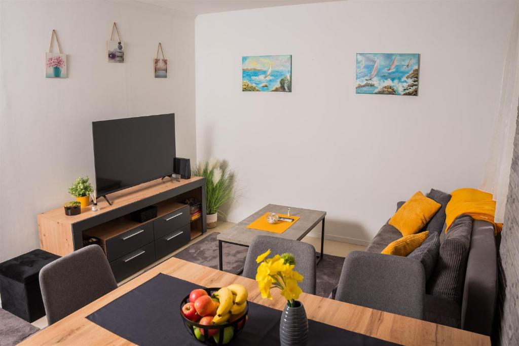 un soggiorno con divano e tavolo con cesto di frutta di Zagreb Sunshine Ground Floor Apartment a Zagabria
