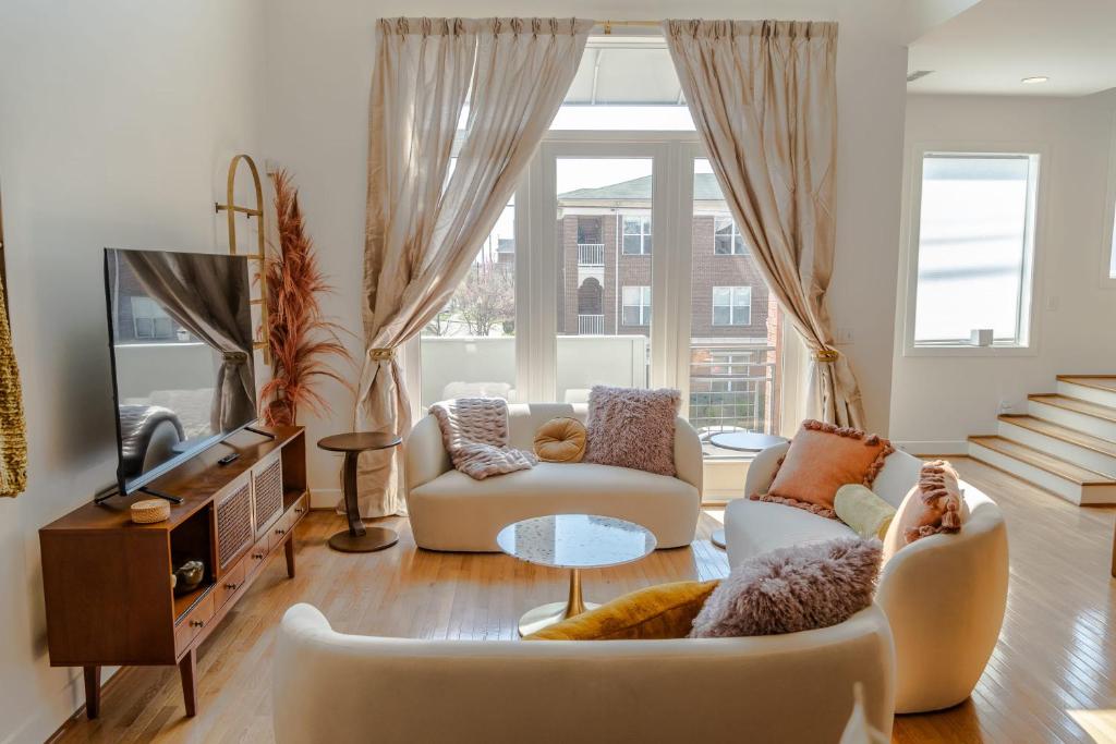 TV/trung tâm giải trí tại Groovy Condo in the Vibrant NuLu District