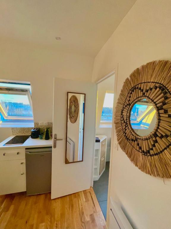 - une cuisine avec un miroir mural dans l'établissement Heart of Paris with View - Renovated, à Paris