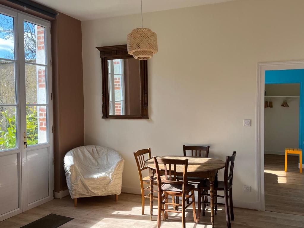 une salle à manger avec une table et des chaises dans l'établissement Chez Gilles et Anne, à Onzain