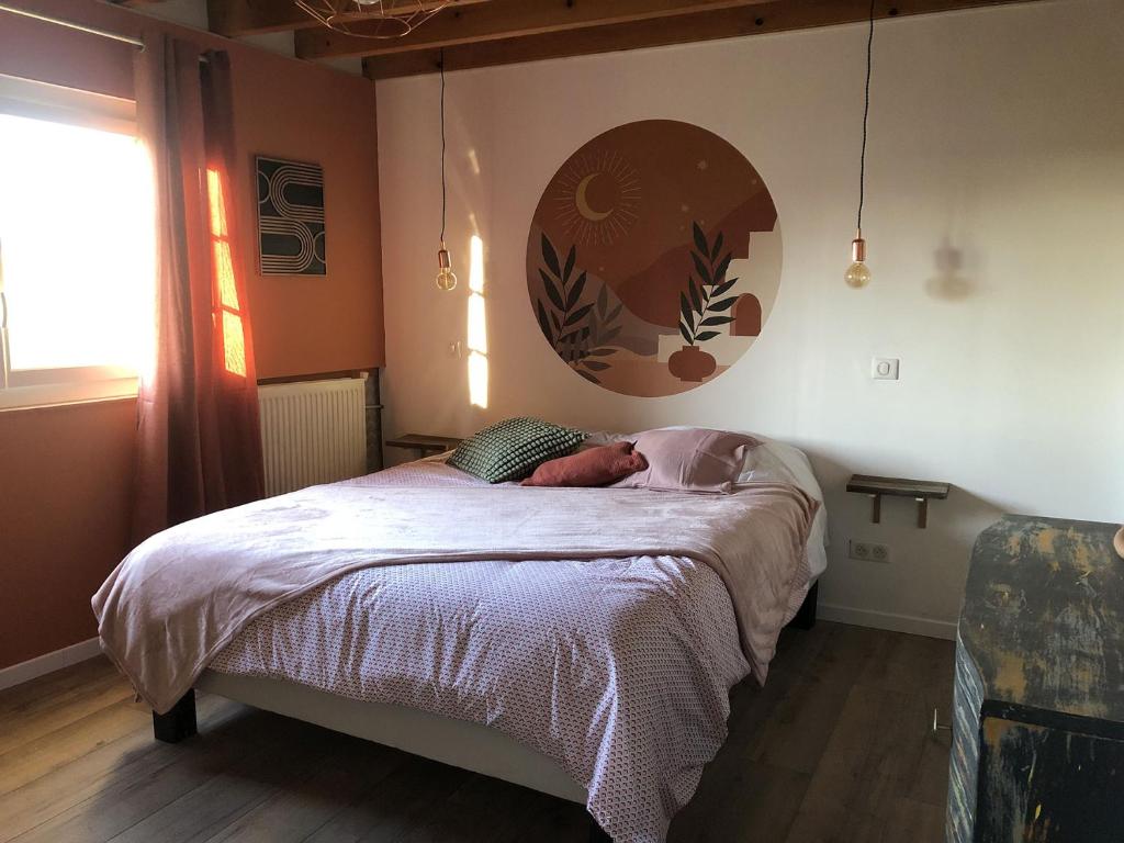Säng eller sängar i ett rum på la bastilac chambre terracotta