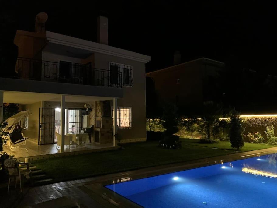 uma casa com piscina à noite em Şile Kumbaba'da Özel Havuz Tamamen müstakil Villa em Şile
