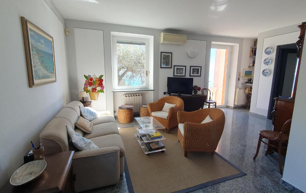 un salon avec un canapé et des chaises dans l'établissement Villa Alba, à Zoagli