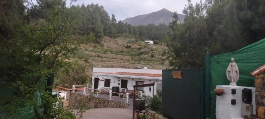 ein Haus inmitten eines Berges in der Unterkunft Finca Aurora Ecorural in Icod de los Vinos