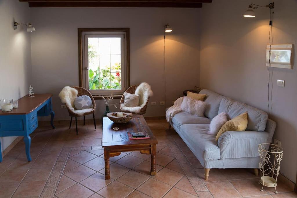 una sala de estar con un sofá y una mesa en Casa Hilda 2, en El Paso