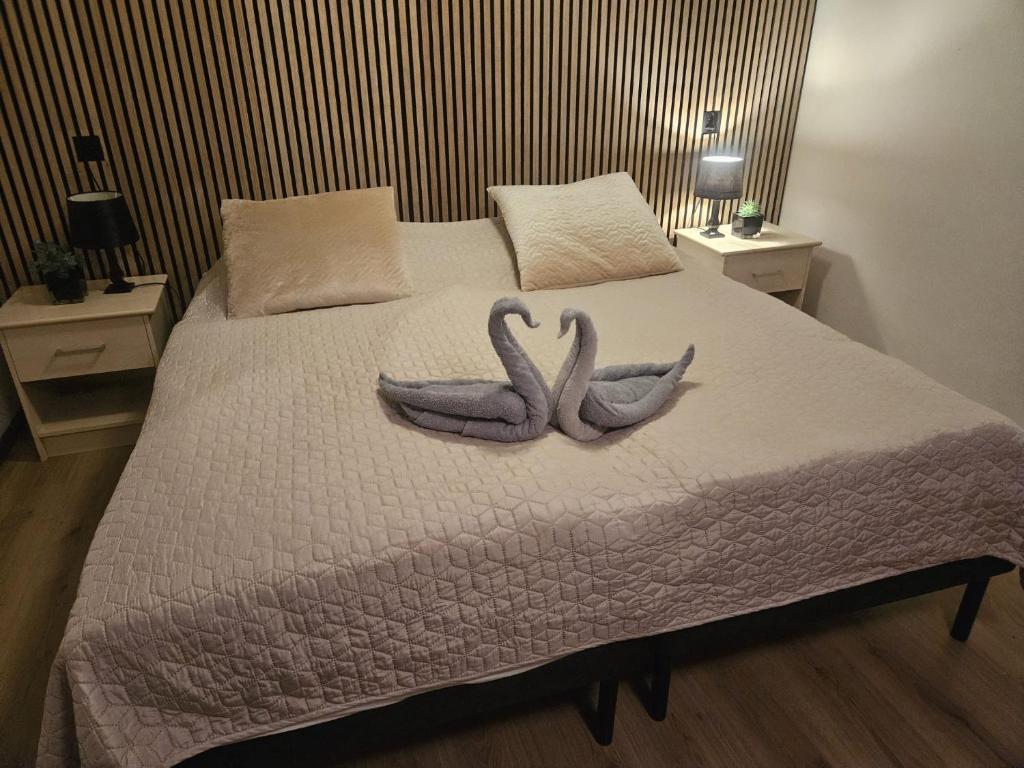 zwei Schwäne auf einem Bett in der Unterkunft Nautica Jansen in Maastricht