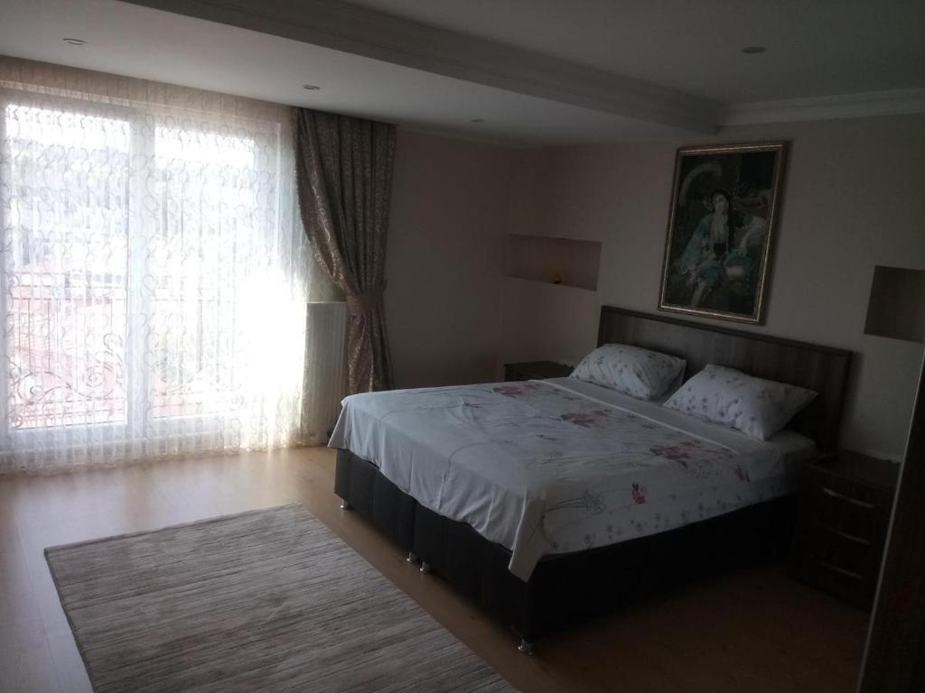 um quarto com uma cama grande e uma janela em Queen Apartment em Amã