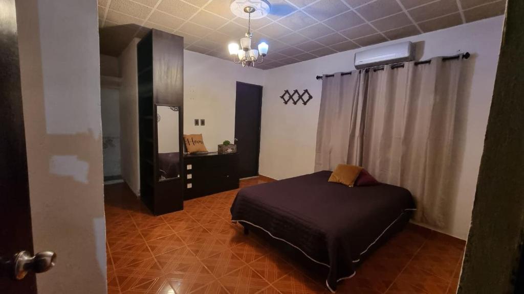 - une chambre avec un lit dans l'établissement Casa Champaya, à Tampico
