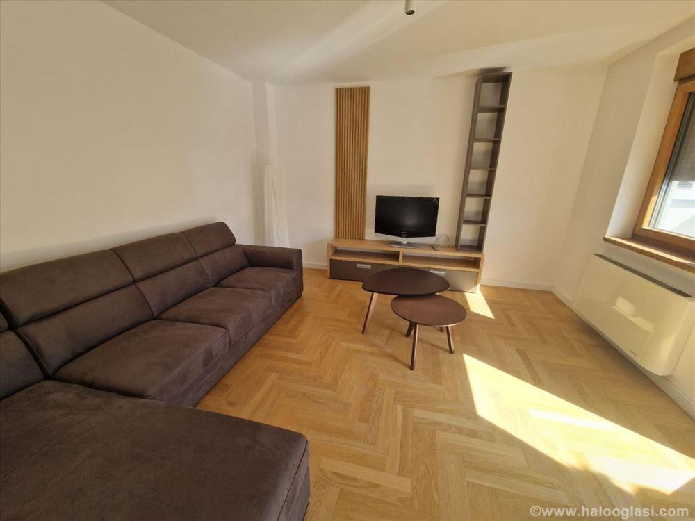 ein Wohnzimmer mit einem Sofa und einem TV in der Unterkunft Dorćol LUX 170 m2 in Belgrad