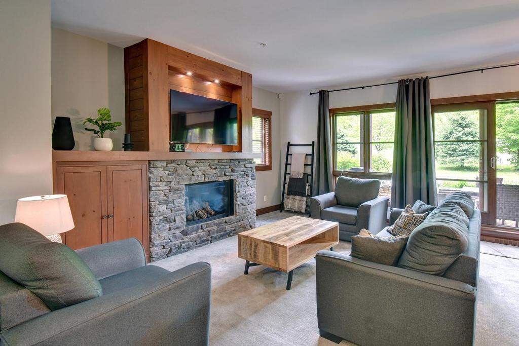 a living room with two couches and a fireplace at Tremblant Prestige - Étoile 1510-23 in Mont-Tremblant