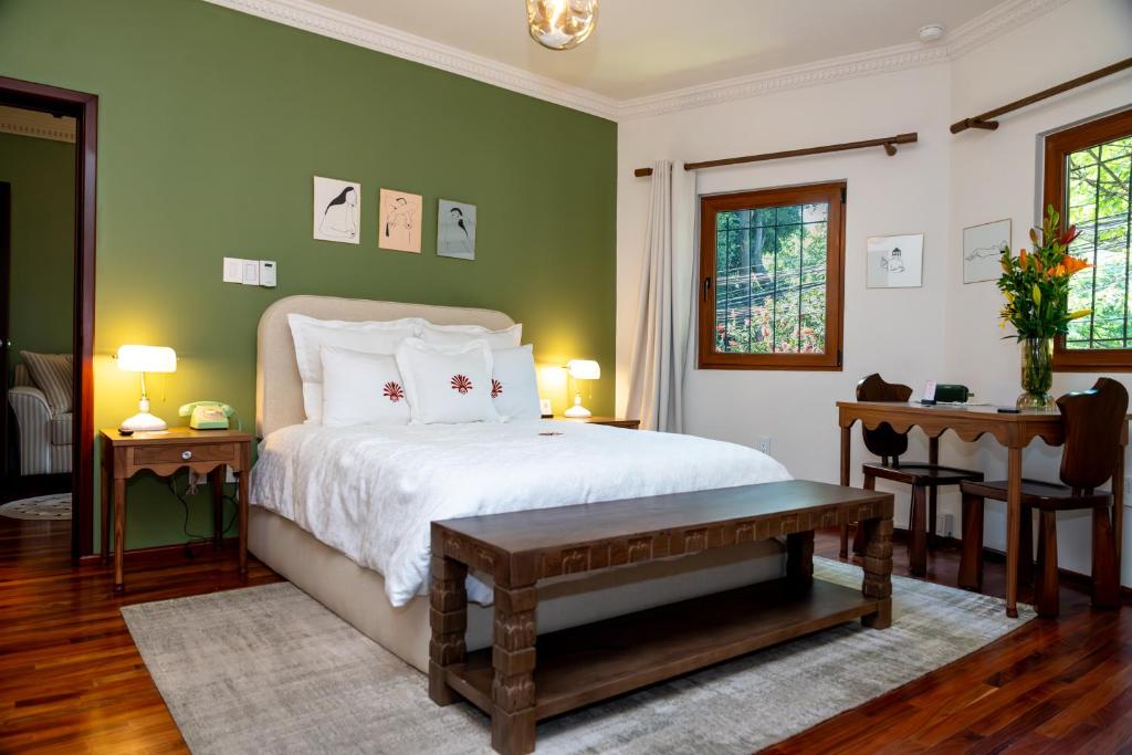 1 dormitorio con cama blanca y paredes verdes en Nokal Exclusive Stay, en Ciudad de México