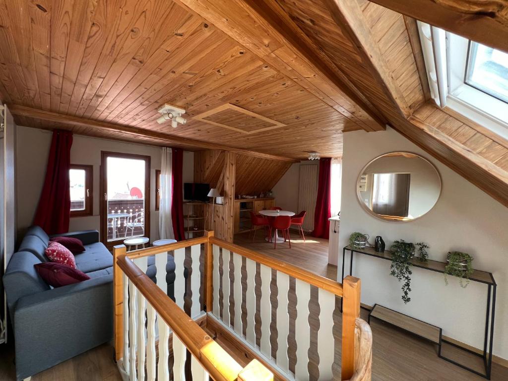 ein Wohnzimmer im Dachgeschoss mit Holzdecke in der Unterkunft RIESLING - Vue imprenable sur le vignoble - rénové récemment - parking gratuit in Riquewihr