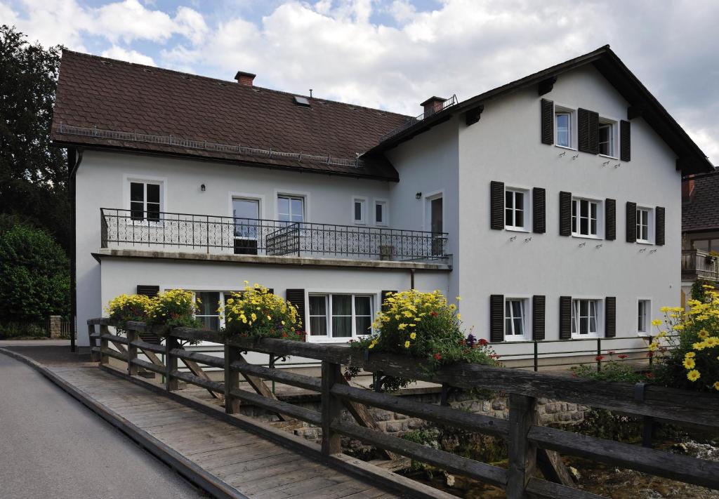 a white house with a fence in front of it at Appartements Lobkowicz in Göstling an der Ybbs