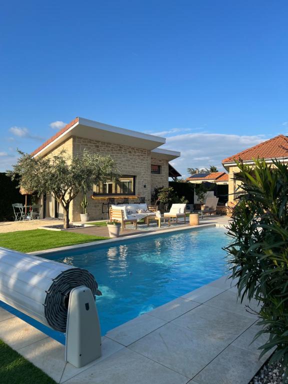 una piscina davanti a una casa di La parenthèse a Aubérives-sur-Varèze