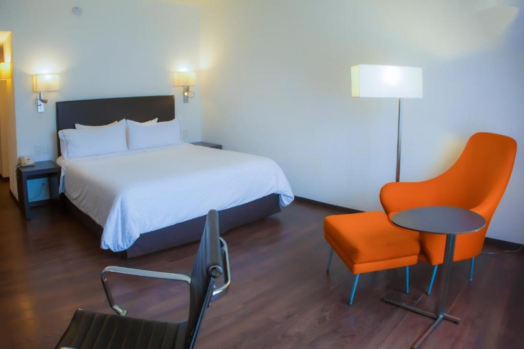 Postel nebo postele na pokoji v ubytování Fiesta Inn Xalapa