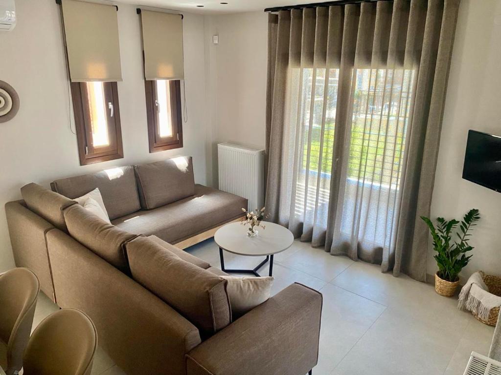 耶里索斯的住宿－Αura Luxury Apartments，客厅配有沙发和桌子